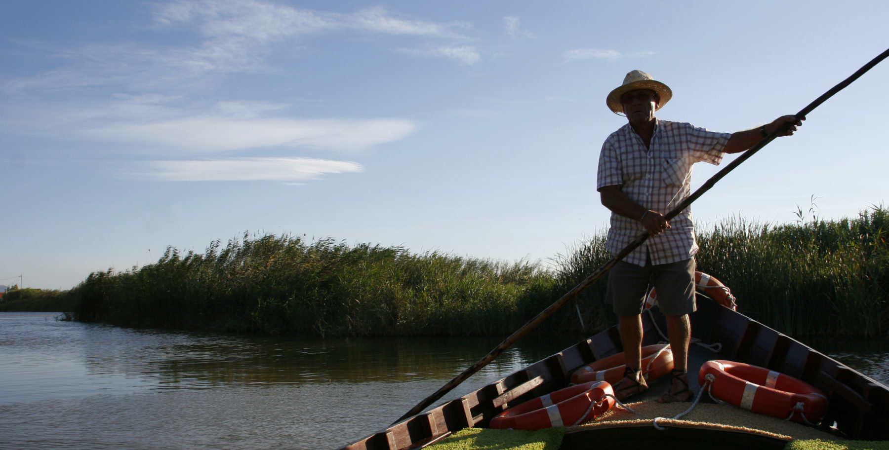 Pescador en canoa en la Albufera de Valencia